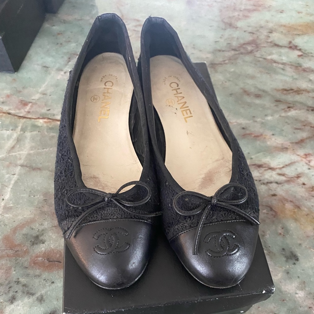 CHANEL ballerina cap toe tweed body with black cap toe. 39 1/2.